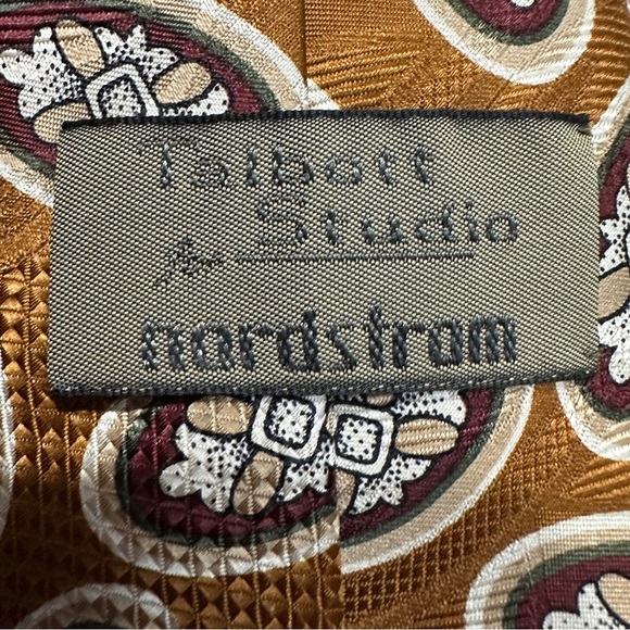 Vintage Talbott Studio for Nordstrom/Robert Talbott necktie, gold w/oval design - Picture 3 of 7